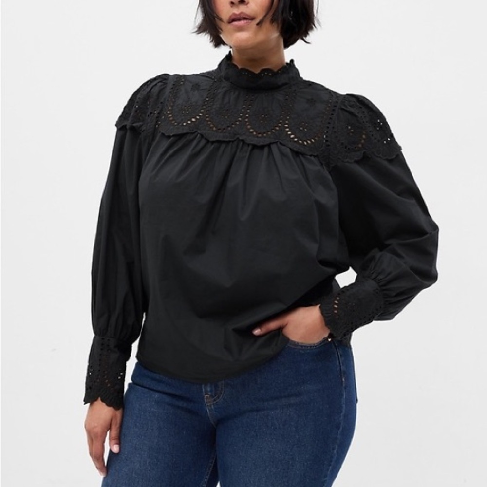 GAP • Eyelet Mockneck Shirt
